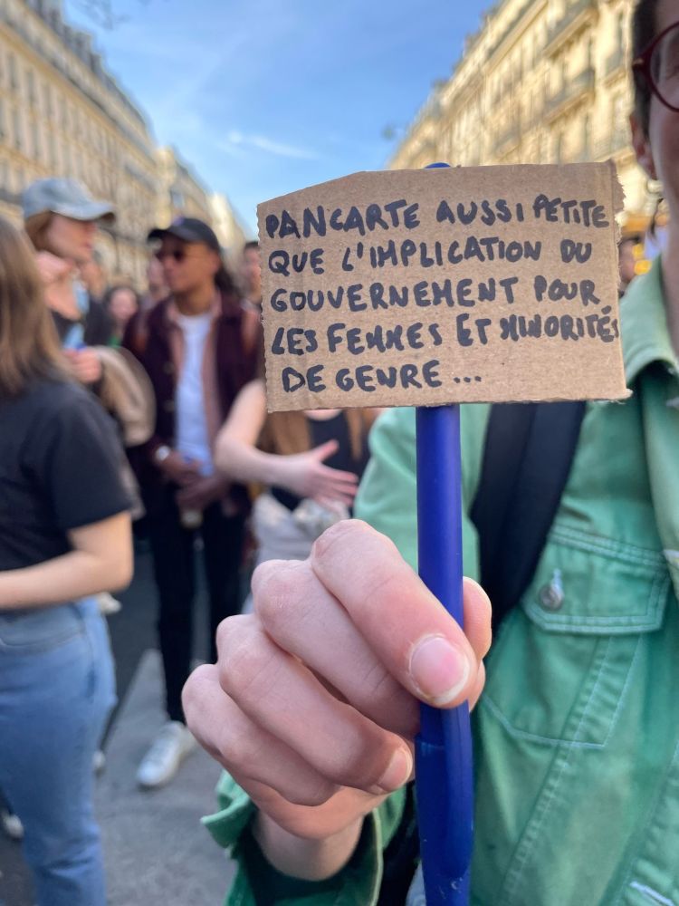 toute petite pancarte
"pancarte aussi petite que l'implication du gouvernement pour les femmes et les minorités de genre"
