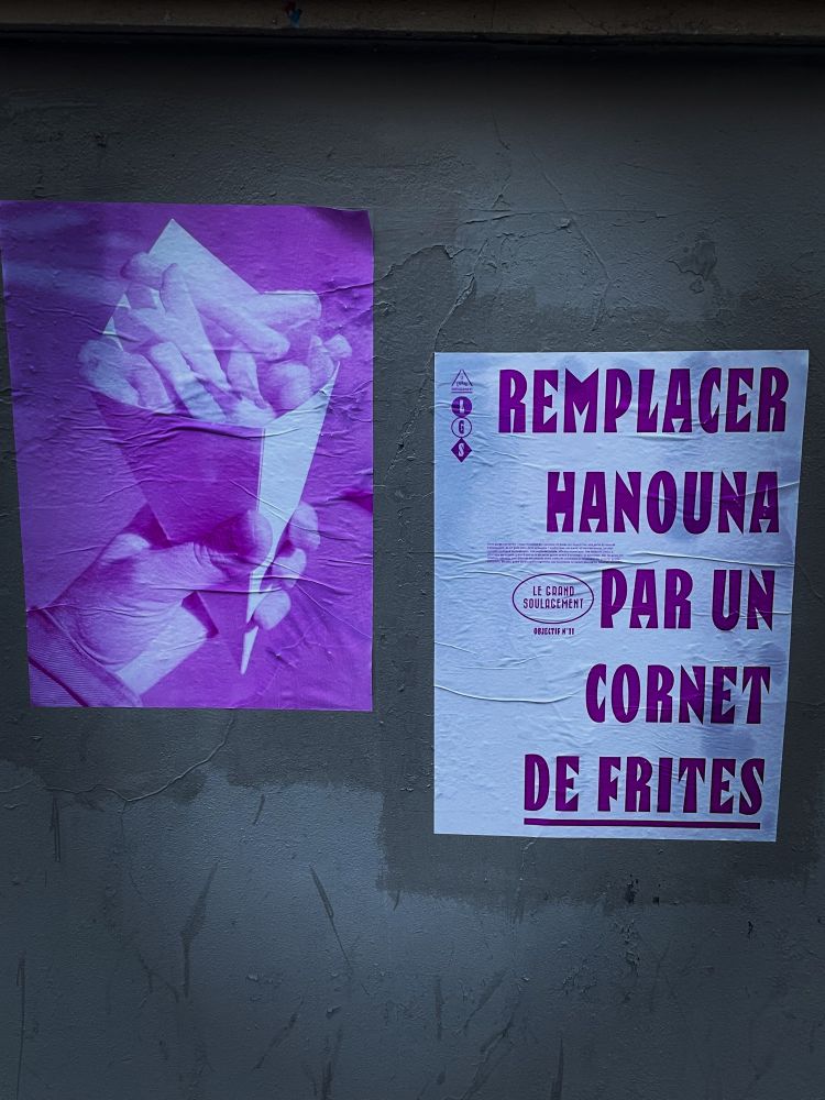 Affiches du Grand soulagement 
Sur la première photo d’un cornet de frites 
Sur la deuxième : remplacer hanouna par un cornet de frites 
