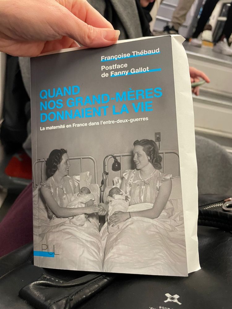 couverture du livre
titre et autrice (voir post)
et une photo de deux jumelles qui posent dans leur lit à la maternité, chacune leur nourrisson dans les bras