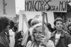 photo d'une manif
une femme tient une pancarte "mon corps est à moi"