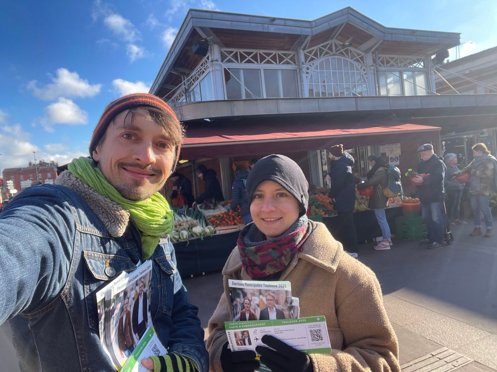 Manuel LJ et Alice C distribuant des tracts devant le marché de Saint-Cyprien