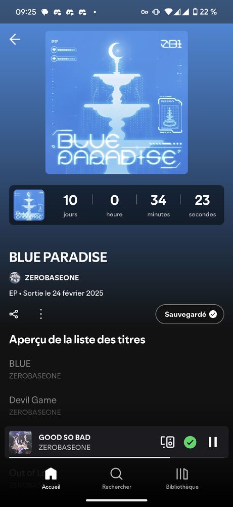 Capture d'écran de la page du mini-album Blue Paradise de ZEROBASEONE, sur Spotify.

Sur cette page, on peut voir les éléments suivants :

- La pochette de l'album, représentant une silhouette de fontaine à eau sur un fond bleu. Au sommet de cette fontaine se trouve un croissant de lune avec une fontaine à l'intérieur. Le logo Blue Paradise se trouve en bas de la pochette, en gros. Le logo ZB1 (abréviation de ZEROBASEONE) se trouve en haut à droite.

- Le compte à rebours avant la sortie de l'album, indiquant 10 jours, 0 heure, 34 minutes et 23 secondes au moment de la capture d'écran. Le mini-album sort le lundi 24 février 2025 à 10h.

- En dessous, on peut voir un bouton pour sauvegarder par avance le mini-album dans sa bibliothèque Spotify.

- En bas, on peut voir les deux premières pistes de l'album (Blue et Devil Game).

- On peut également voir sur cette capture d'écran que j'étais en train d'écouter Good So Bad de ZEROBASEONE.