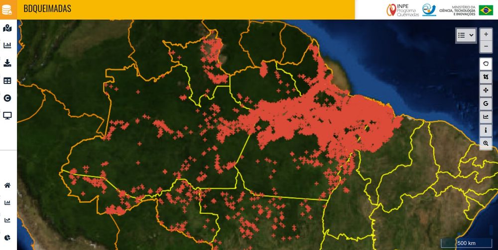 Print do painel do mapa de queimadas do portal BDQueimadas do INPE, mostrando a distribuição de focos de calor (marcados com o sinal de +) na área do Bioma Amazônia.  