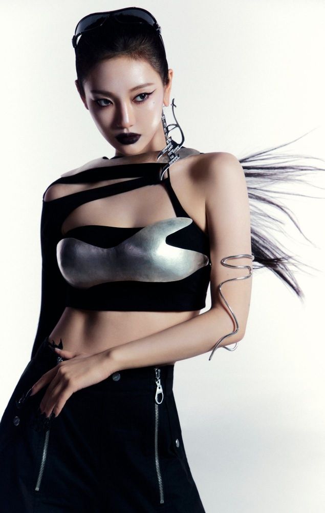 Foto conceitual da integrante NingNing do girlgroup AESPA para o próximo comeback Whiplash