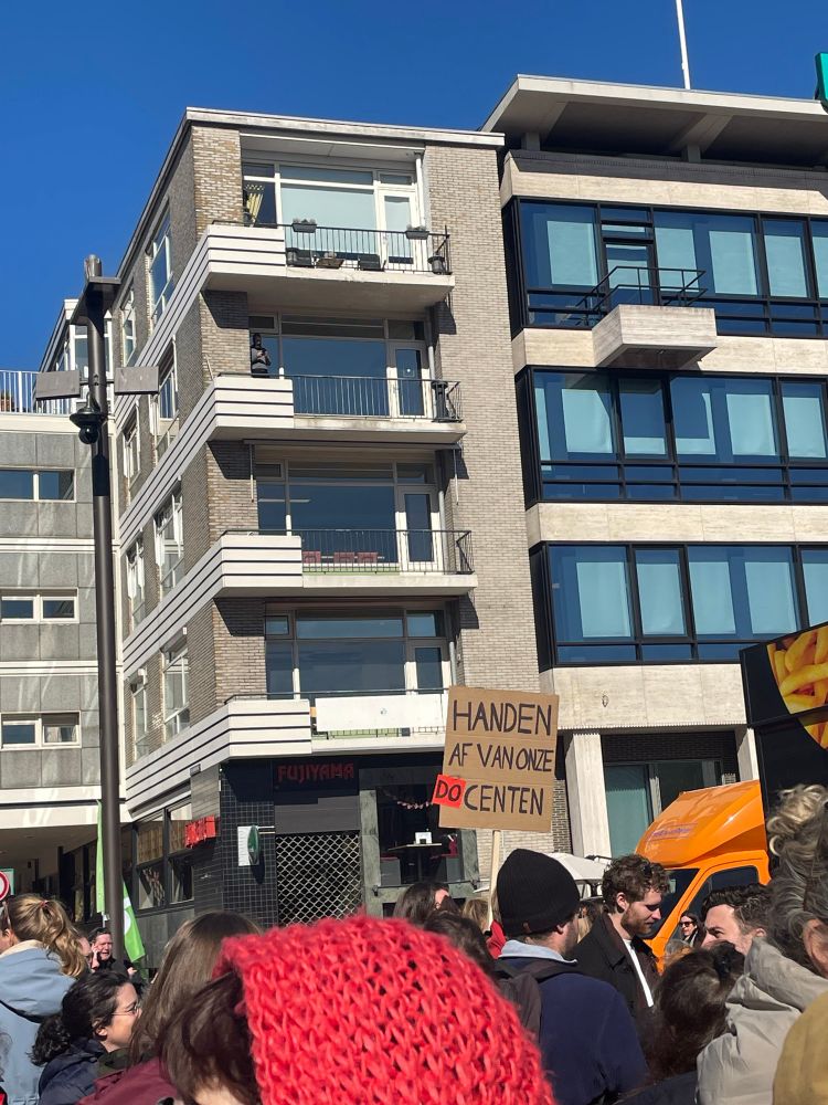 Protest sign that says Handen af van onze (Do)centen 
