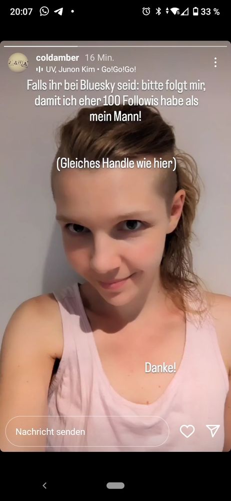 Instagram-Screenshot, in dem meine Frau mit einem Selfie schamlos um Follower für Bluesky bettelt. Text: "Falls ihr bei Bluesky seid: Bitte folgt mir, damit ich eher 100 Follower habe als mein Mann!"