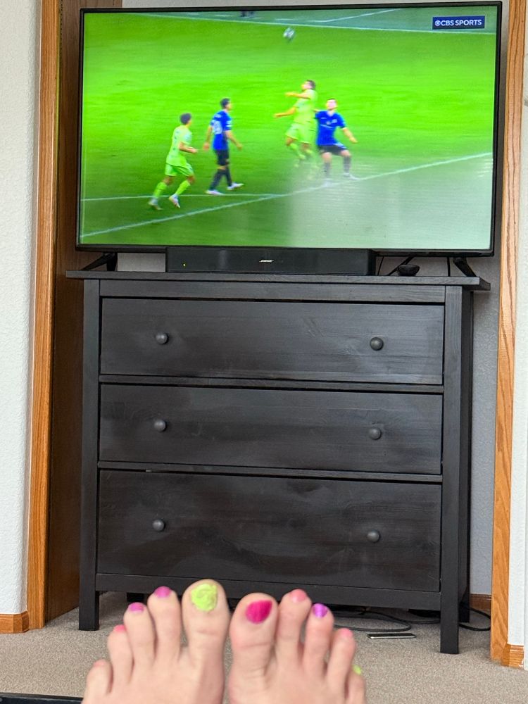 Picture of my painted toes with the Inter Milan and Barcelona CL match on