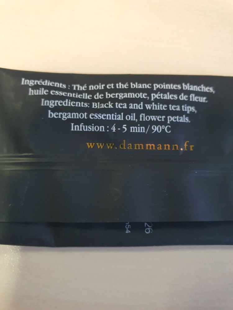 Sachet de thé
Ingrédients : thé noir et thé blanc pointes blanches, huile essentielle de bergamote, pétales de fleur.