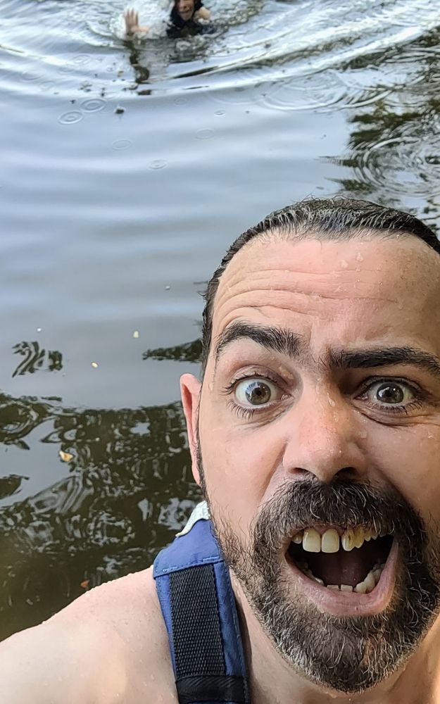 Un selfie de vae-soli poursuivi par une créature aquatique dotée d'une quantité de cheveux non négligeable qui est considérée comme son propre fils. 