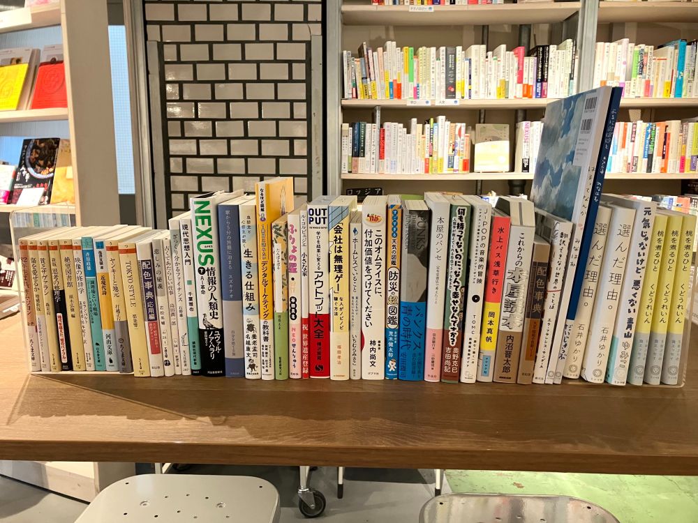 本が並んでいる。タイトルは以下の通り。
82年生まれ、キム・ジヨン
傷を愛せるか 増補新版
貧乏サヴァラン
新版 思考の整理学
絶望図書館
映像の修辞学
調理場という戦場「コート・ドール」斉須政雄の仕事論
近現代詩
ヤンキーと地元
TOKYO STYLE
配色事典応用編
悲しみの秘儀
古くてあたらしい仕事
ざっくり分かるファイナンス
現代思想入門
ネクサス情報の人類史下巻AI革命
家から５分の旅館に泊まる
虫坊主と心坊主が説く生きる仕組み
なるほど図解１冊目に読みたいデジタルマーケティング
たんぽるぽる
ふりょの星
小さな家
学びを結果に変えるアウトプット大全
「会社は無理ゲー」な人がノビノビ稼ぐ方法
ホームレスでいること
このオムライスに付加価値をつけてください
すごすぎる天気の図鑑防災の超図鑑
パンクス青の時代
本屋のパンセ
何も持ってないのに、なんで幸せなんですか？人類学が教えてくれる自由でラクな生き方
j-popの音楽的冒険
水上バス浅草行き
これからの本屋読本
配色事典
翻訳できない世界のことば
はるってなんか
よるにおばけと
選んだ理由。
元気じゃないけど、悪くない
桃を煮るひと