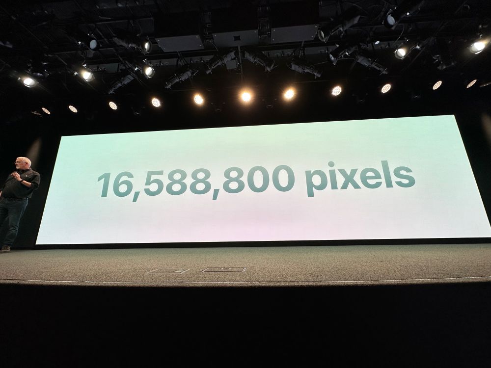 Giant overhead screen in a theater with 16M pixels 