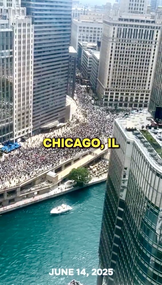 Chicago: unzählige Menschen demonstrieren auf einer Uferstraße