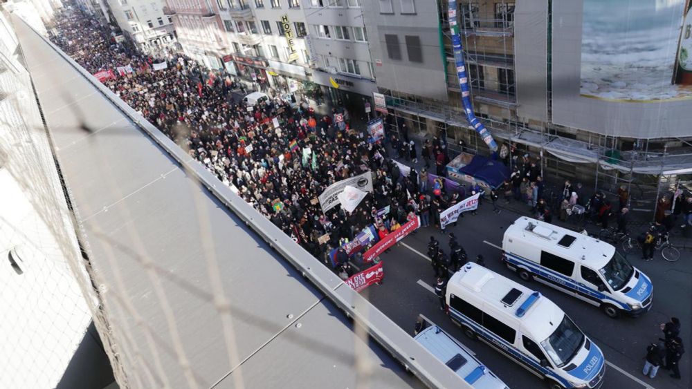 Demos gegen rechts: 100.000 Menschen protestieren in Düsseldorf gegen die AfD