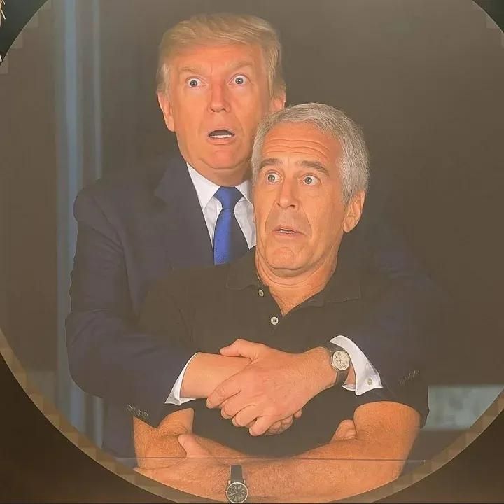 Trump omarmt Epstein en ze schrikken omdat er een camera op ze gericht wordt.
