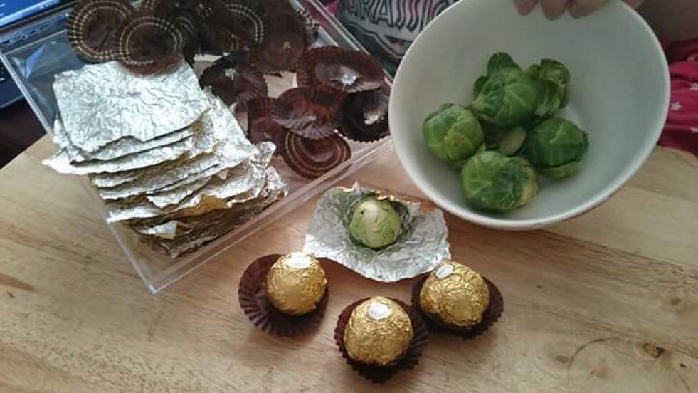 Für Halloween: Rosenkohl in Alupapier von anderer Schokokugel eingewickelt.