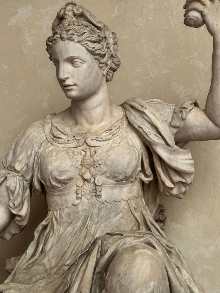 Close up of Juno holding a (missing) lightning bolt 