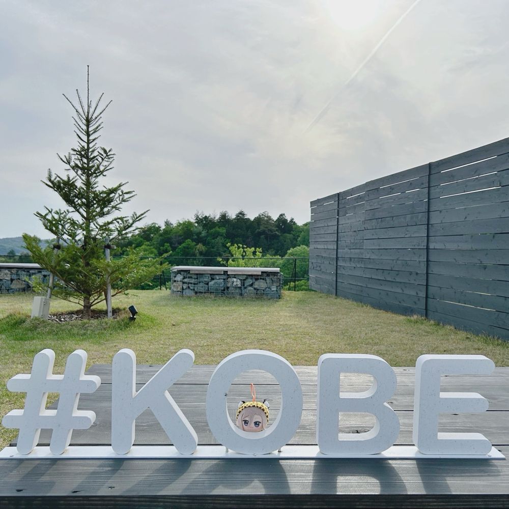 KOBEパネルから顔を出す摂津万里ぬい