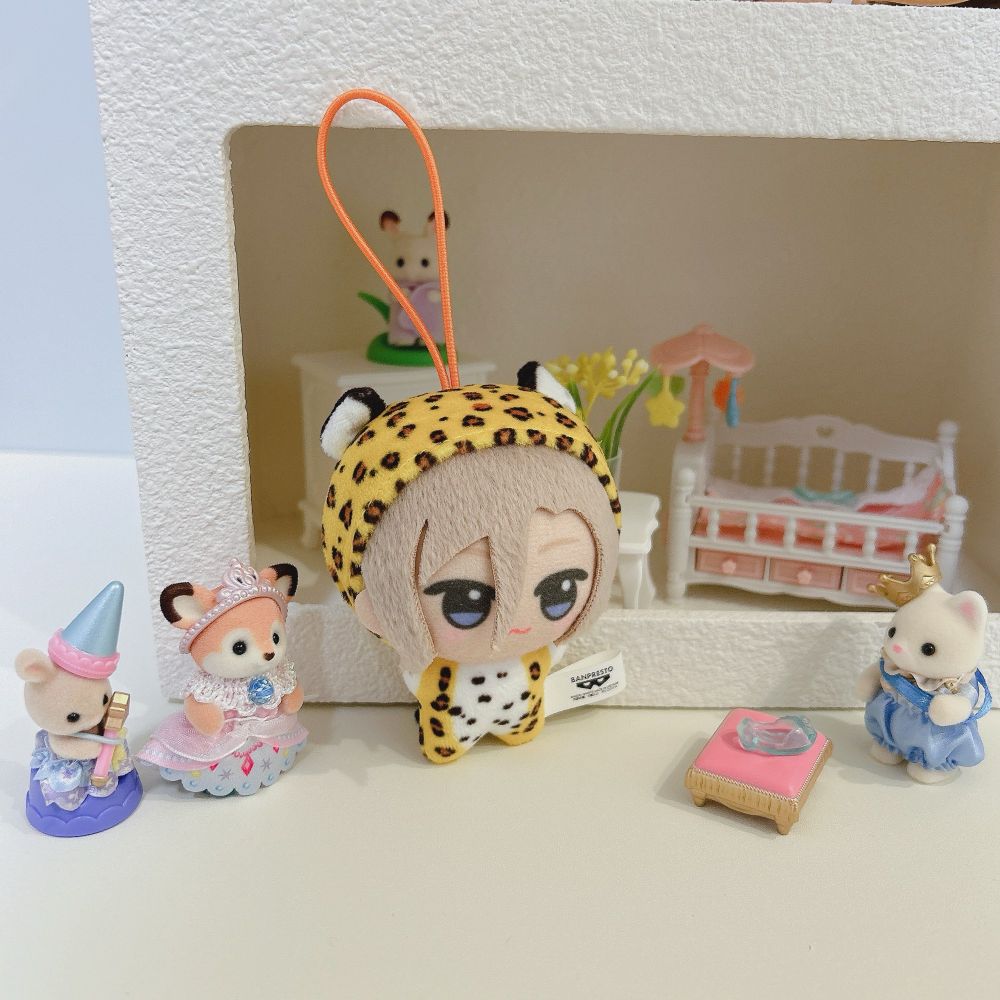 舞踏会で落としたガラスの靴の持ち主を探す列に紛れ込んでしまうも入ると思っている摂津万里ぬい。シルバニアファミリー、シカの赤ちゃん、シルクネコの赤ちゃん、みるくウサギの小さい赤ちゃん。