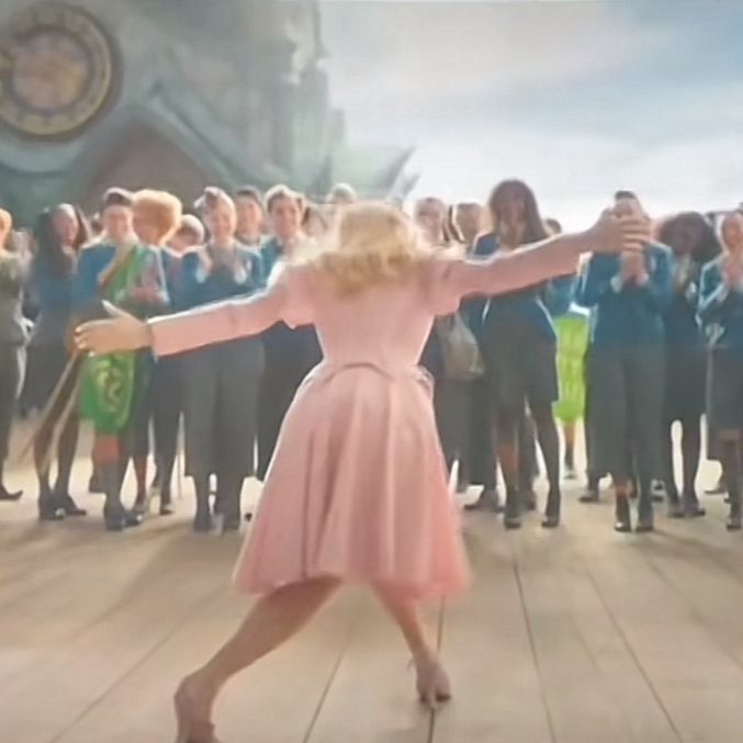 Glinda bowing