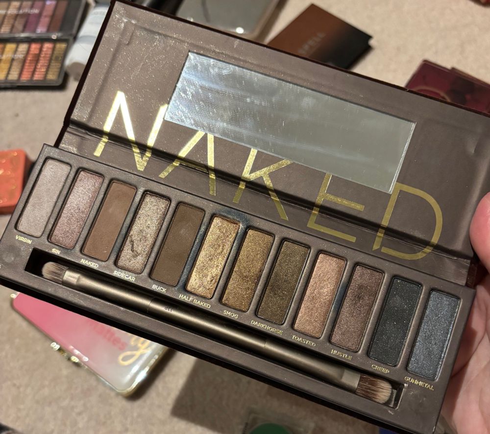 the original naked palette open showing eyeshadow