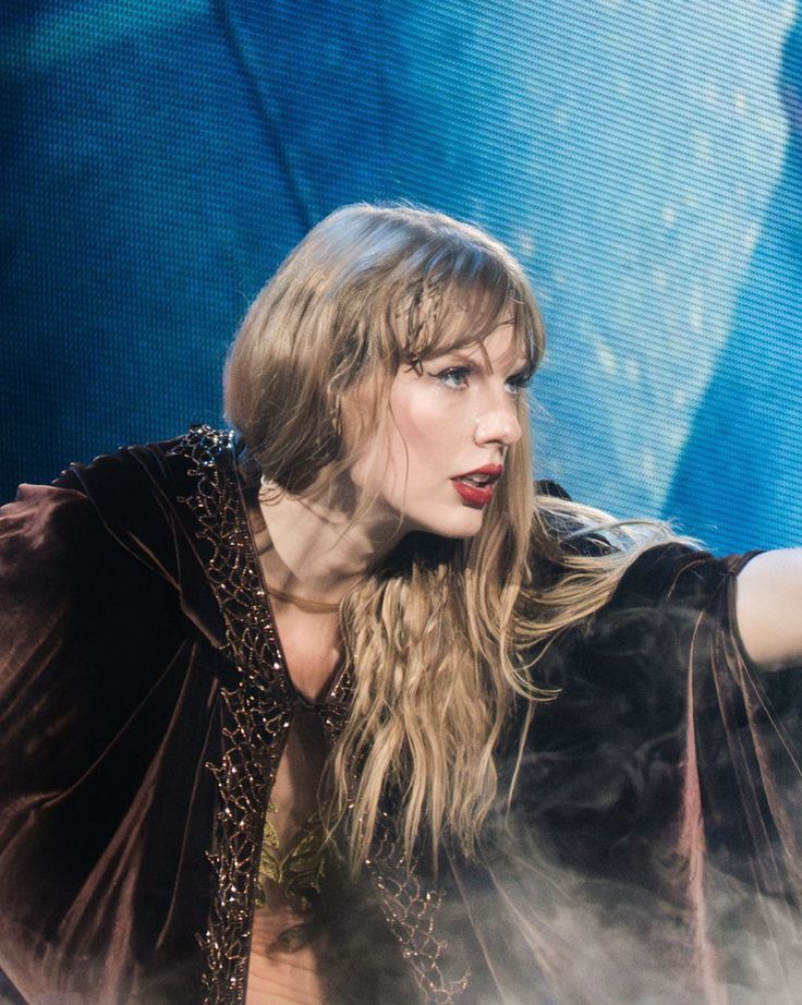 Taylor swift during the performance "willow" at the eras tour
