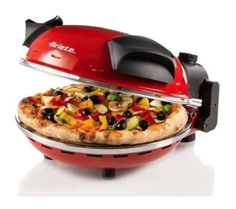 Four à pizza rouge. On dirait un gros gaufrier de la taille d'une pizza.