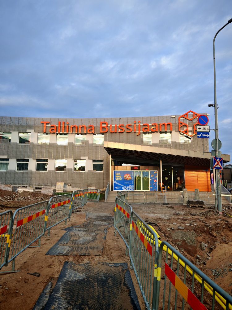 A photo of a building called Tallinna Bussijaam (Tallinn bus station), with roadworks outside it. 