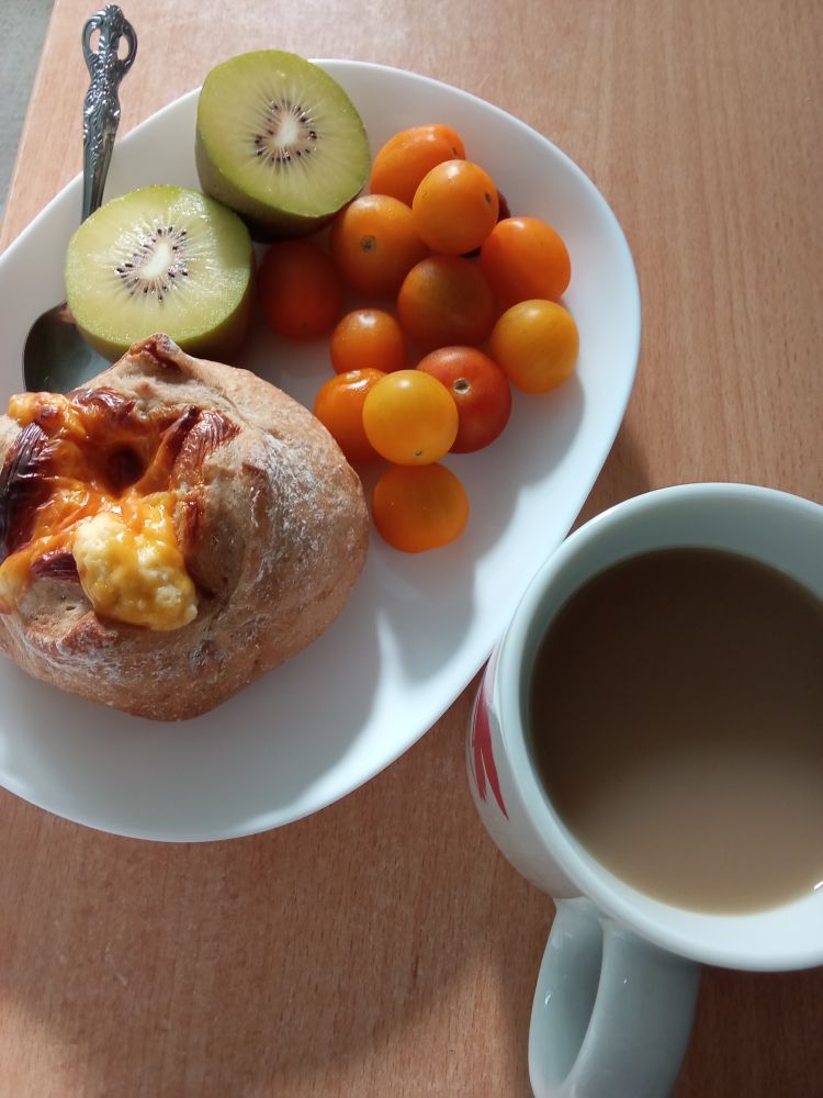 レッドキウイ、ミニトマト、無花果とチーズのパン、バニラアールグレイ豆乳ラテ