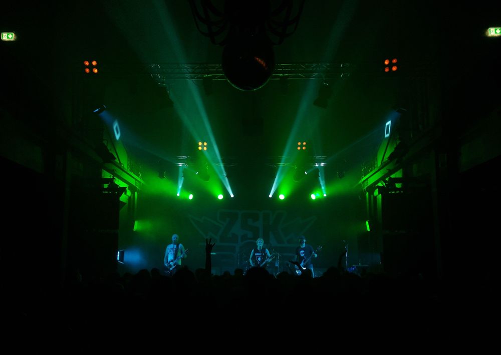 Bühne eines ZSK-Konzerts mit Ausleuchtung in Grün.