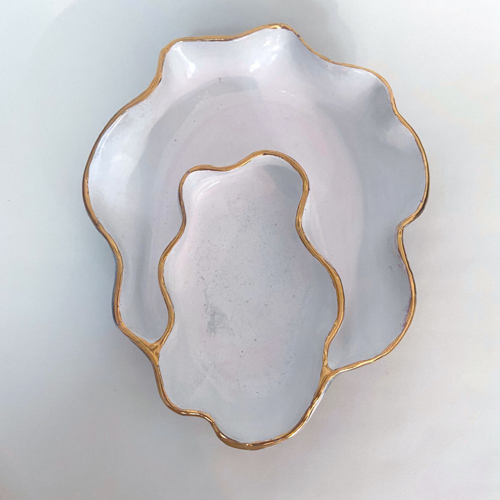 Top down view of the bowl showing the silhouette of the rim.