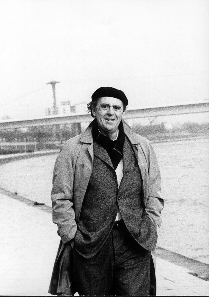 🟢 Today marks the 40th anniversary of Heinrich Böll's death. 
Heinrich Böll, one of the most important writers of the Federal Republic of Germany, died on 16 July 1985. As a humanist, he engaged in social debates, stood up for the persecuted and remained committed to individual freedom.
His work focused on interpersonal relationships: empathy, morality, freedom and responsibility. He spoke out against hate speech, fake news and indifference.
Böll reminded us that human beings are capable of critically reflecting on themselves and their environment and of choosing humane values.
The age of humanity is not over.
Learn more about our namesake 👉 https://eu.boell.org/en/heinrich-boell