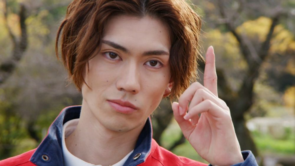 Momoi Tarou from Avataro Sentai DonBrothers pointing upwards in a knowing way to say, Yup True. 