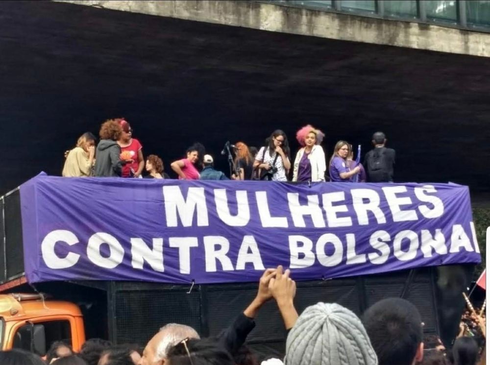 Foto de carro de som com a faixa: Mulheres contra Bolsonaro
