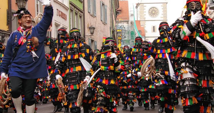 Narrenzunft "Hänsele", Überlingen, in traditionellen schwarz bunten Kostümen mit Gesichtsmasken