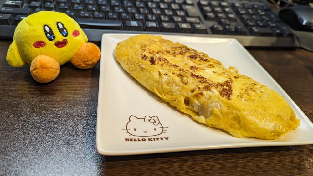 大きな卵焼きとそれを眺めるキービィ