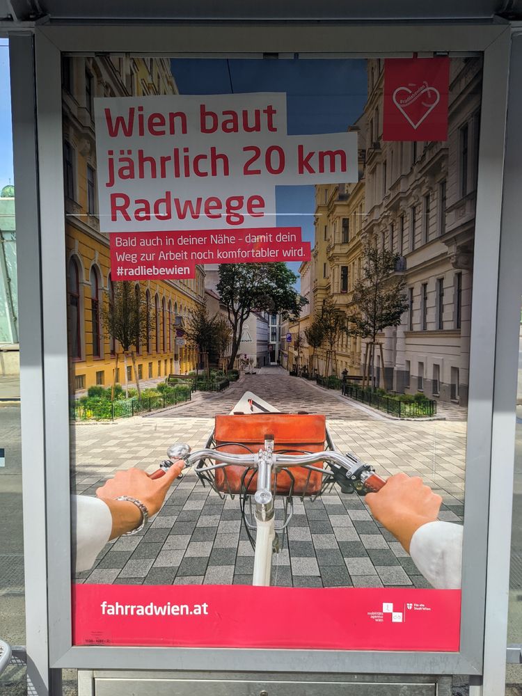 Werbeplakat: Wien baut jedes Jahr 20 km Radwege. Bald auch in deiner Nähe, damit dein Weg zur Arbeit noch komfortabler wird. #radliebewien
fahrradwien.at