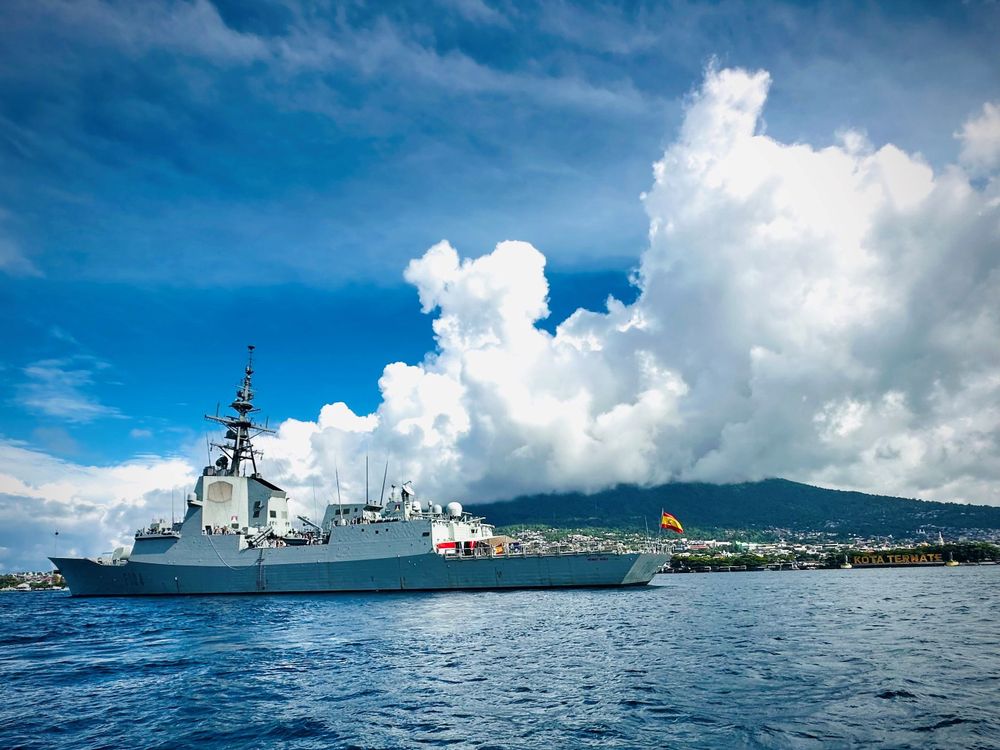 La fragata Méndez Núñez visita las Molucas y rinde homenaje a Elcano y la presencia española en las islas