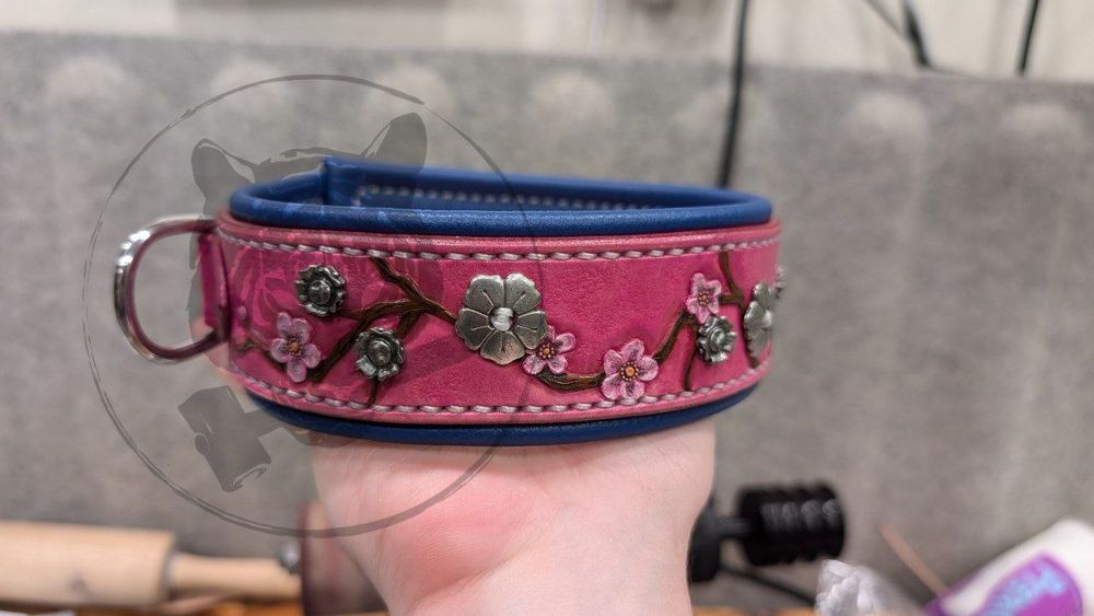 Handmade, leather collar with sakura tree branch and flowers tooling, hand painted accents, and antique silver flower rivets and sewn-on flower conchos. Lined with a blue leather lining, this collar has a pink main body, silver colored thread, stainless steel hardware, hand-tooled and painted sakura tree branches and flowers.

I could go for a can of green tea right about now 😏