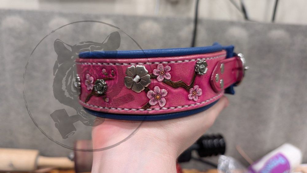 Handmade, leather collar with sakura tree branch and flowers tooling, hand painted accents, and antique silver flower rivets and sewn-on flower conchos. Lined with a blue leather lining, this collar has a pink main body, silver colored thread, stainless steel hardware, hand-tooled and painted sakura tree branches and flowers.

I could go for a can of green tea right about now 😏