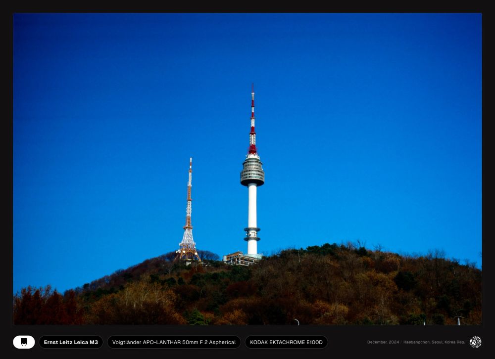 구름 한 점 없는 하늘 아래의 남산서울타워와 송신철탑.