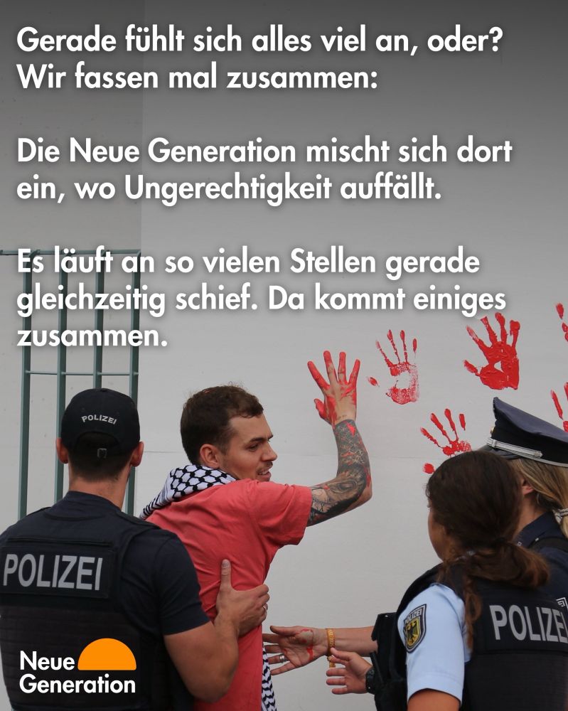 Protestierender macht rote Handabdrücke auf Wand „Gerade fühlt sich alles viel an, oder? Wir fassen mal zusammen: Die Neue Generation mischt sich dort win, wo Ungerechtigkeit auffällt. Es läuft an so vielen Stellen gerade gleichzeitig schief. Da kommt Einiges zusammen.“