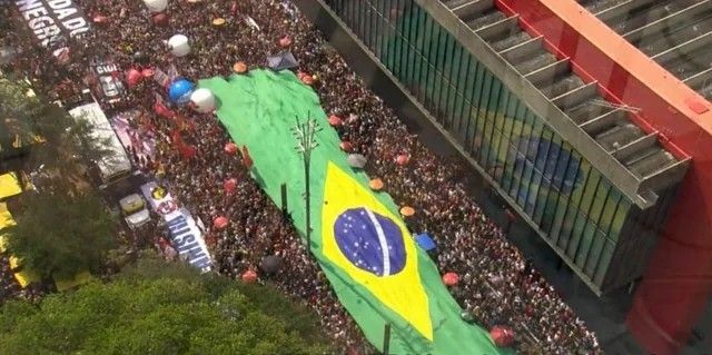 bandeira do brasil estendida na avenida paulista na manifestação de 21/09/2025