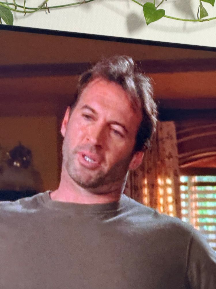 Photo de Luke dans la saison 6 de Gilmore Girls avec une coupe courte, la calvasse reste là mais c’est très bien comme ça oh.