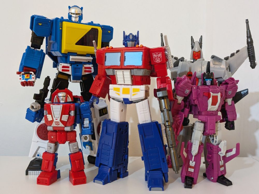 Studio Series 86 Optimus Prime
Legacy Gears
Legacy Star Raiders Ferak
Titans Return Misfire
Keith's Fantasy Club Doubledeck (Twincast)