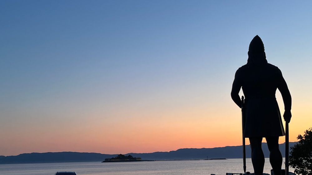 Die Leif Erikson Statue am Trondheimfjord; Blick gen Munkholmen und Norden.