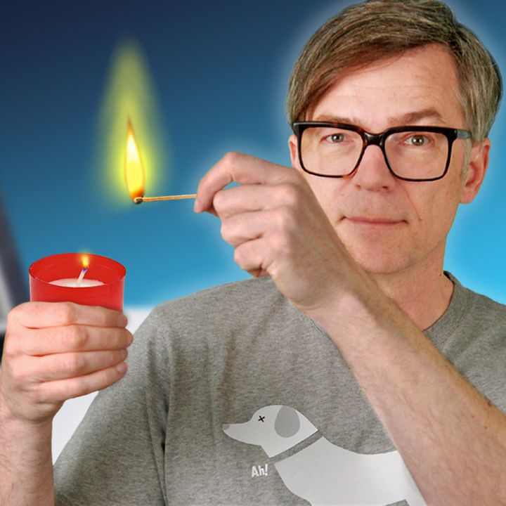 Der tolle Ralph Caspers mit einem Streichholz und einer Kerze