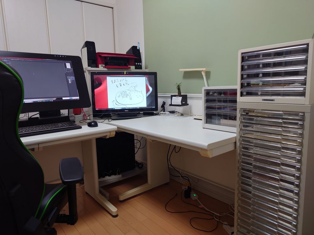 仕事場の机配置。スクリーントーンを入れていた棚を活用している。