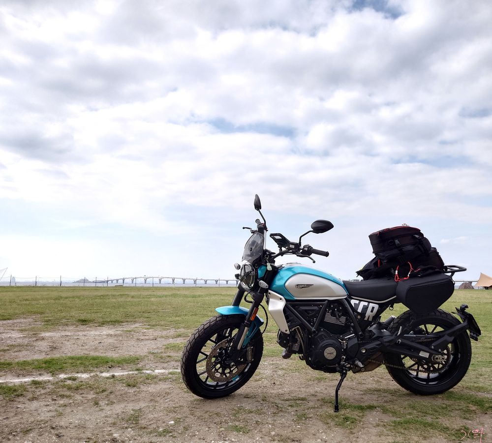 アクアラインの見えるキャンプ場とスクランブラー