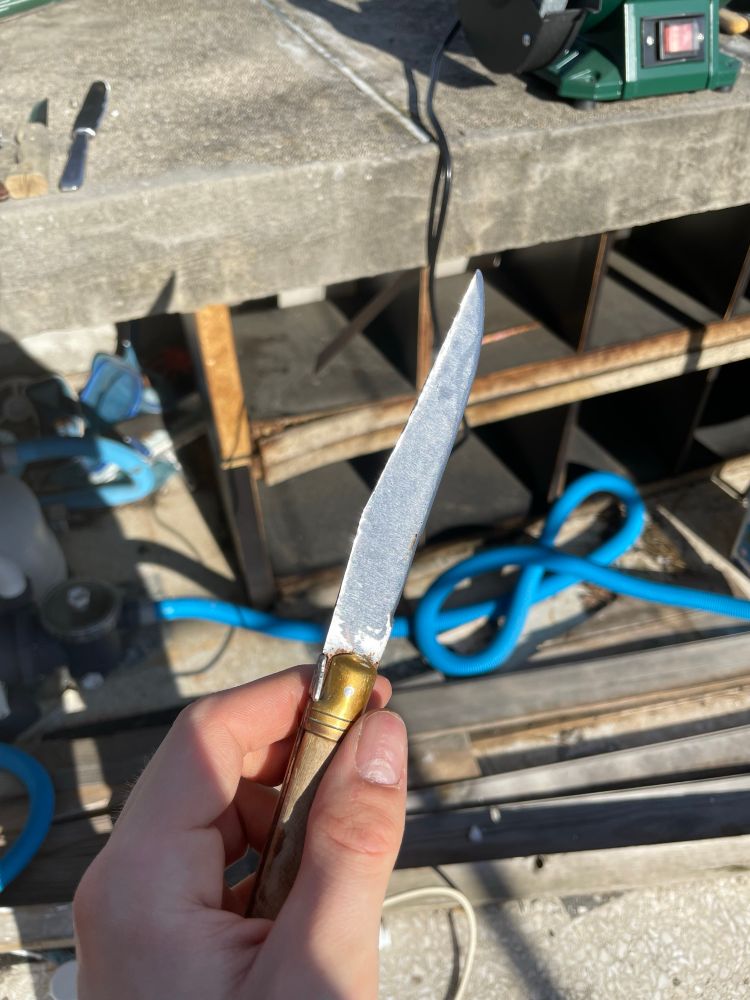 Same picture but the other side of the knife 