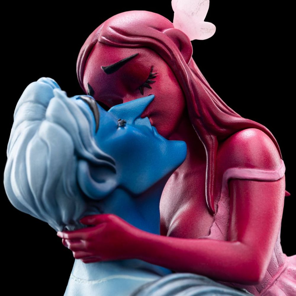 Wētā Workshop - premium quality statue made with polystone, Features the iconic scene of Hades and Persephone’s first kiss from Lore Olympus
